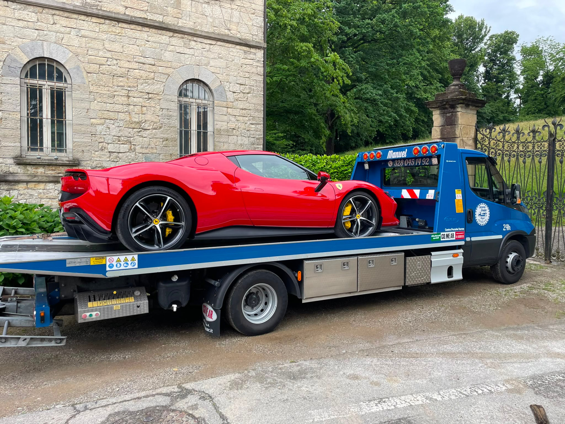 Carro attrezzi Manuel con auto sportiva caricata sul pianale